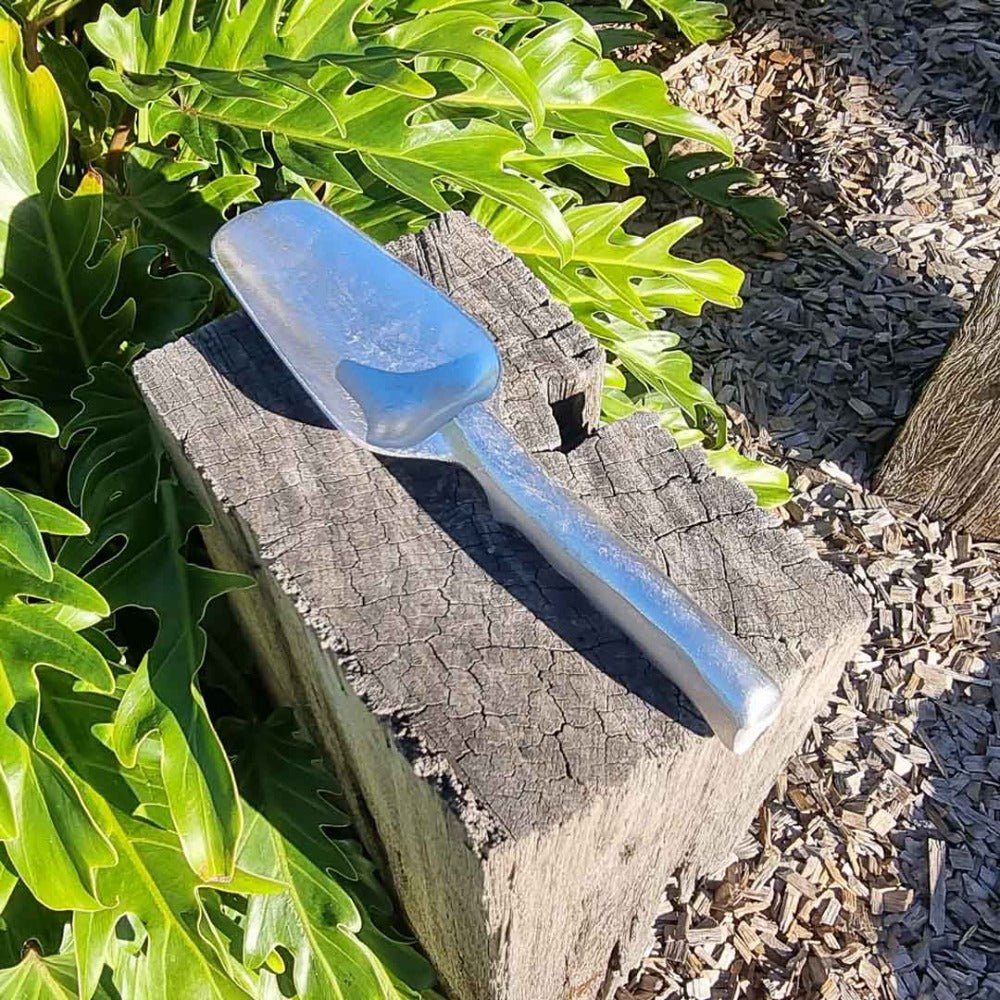 Garden Tools Australia - The Wide Garden Trowel - Everybody Loves Hampers